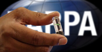 DARPA arendab COVID-i vaktsiini ja on loonud viiruse tuvastamiseks mikrokiip-implantaadi