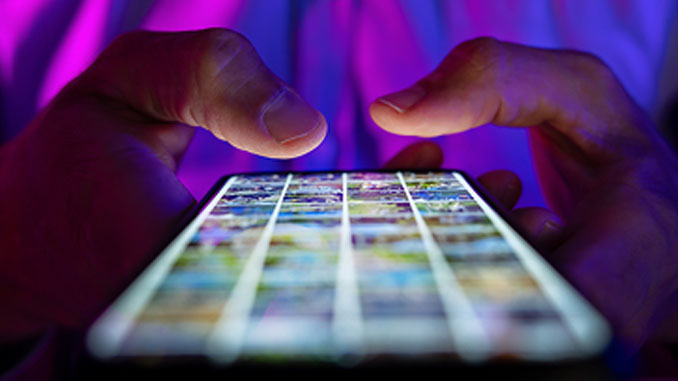 Ühendkuningriigil on plaan panna igasse taskusse vanusekontrolli valvur