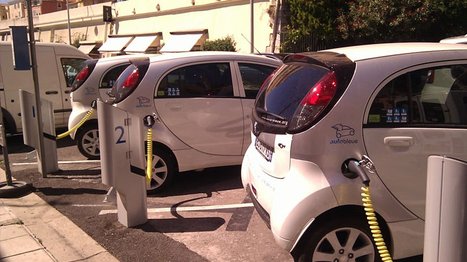 Euroopa Komisjoni volinikud on hädas enda peale surutud elektriautodega